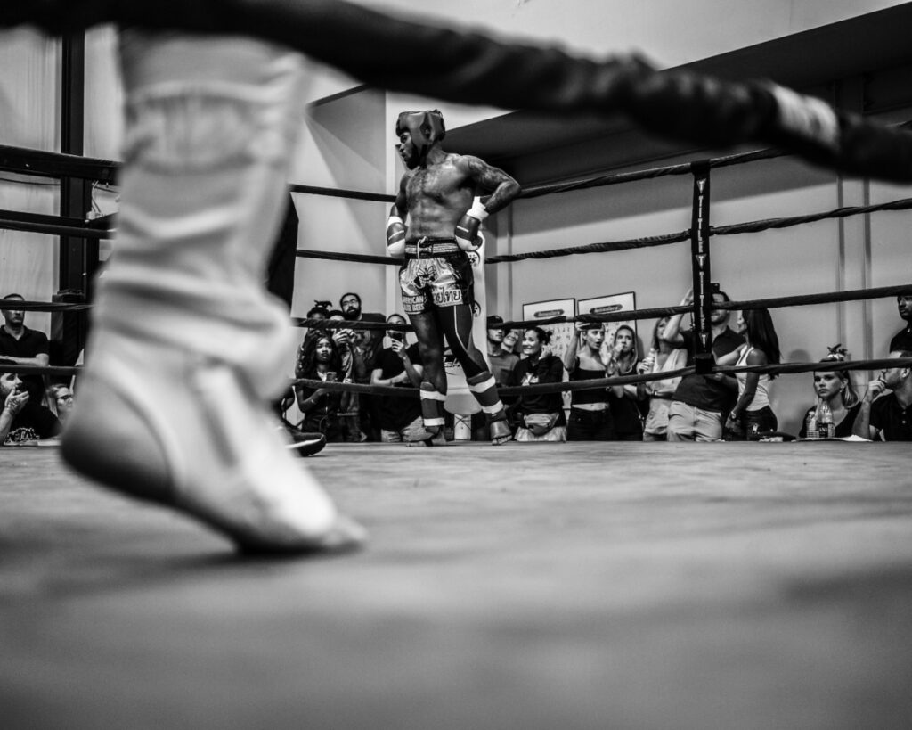 photo en noir et blanc d'un boxeur sur le ring