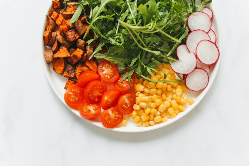 Assiette équilibrée, contenant plusieurs légumes