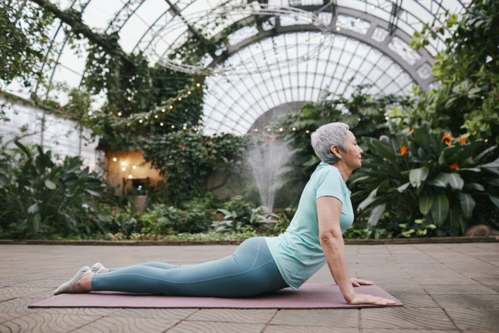 femme âgée faisant la pose du cobra en yoga