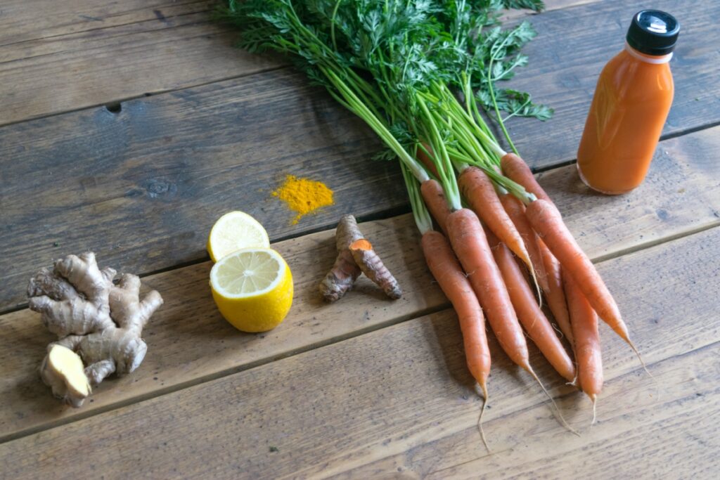 carottes, gingembre, citron et jus de légumes