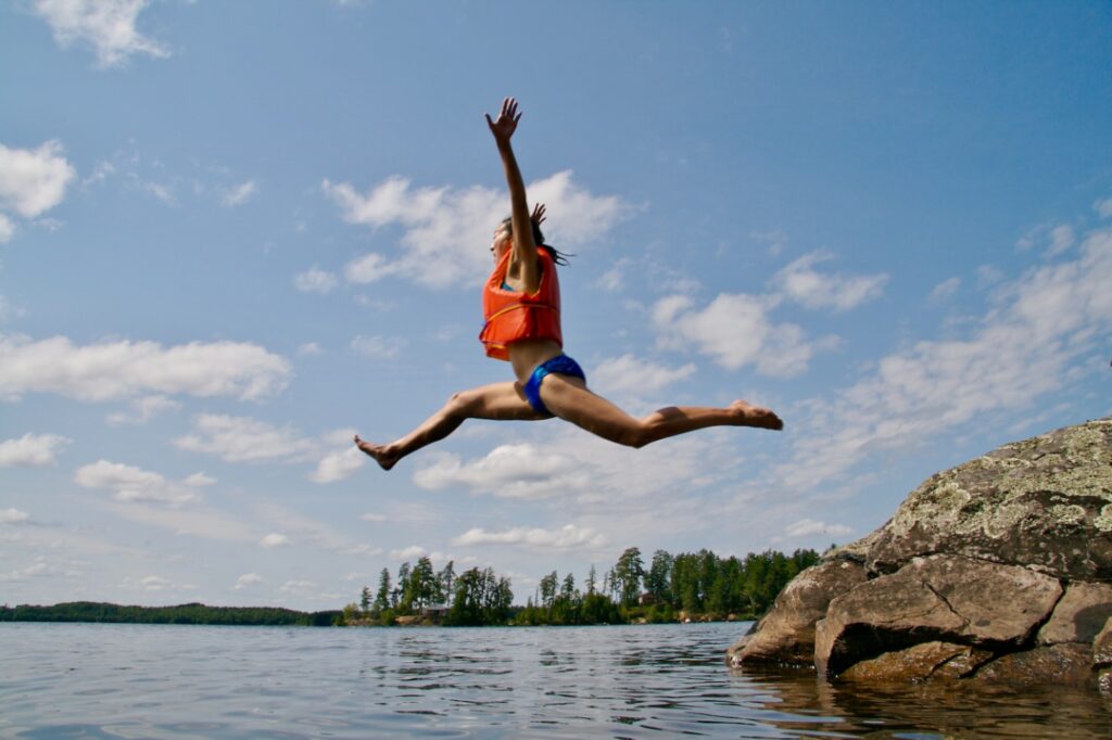 une femme sautant dans l'eau