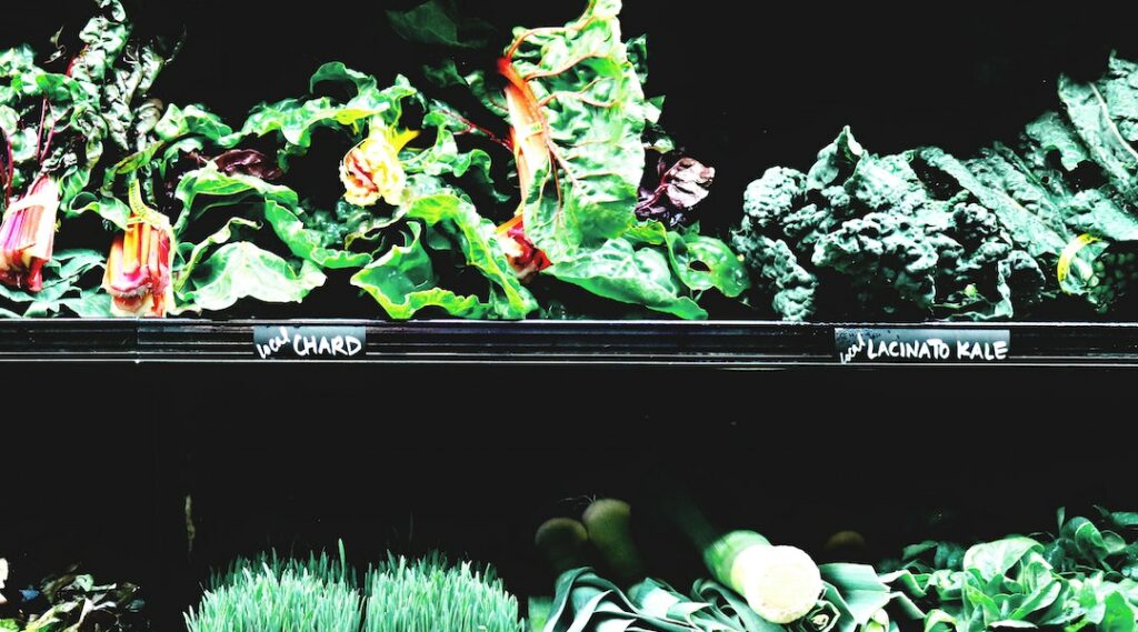 rayon légumes verts d'un supermarché