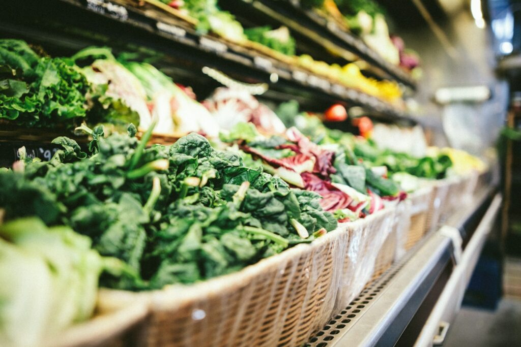 étalage de légumes dans un supermarché